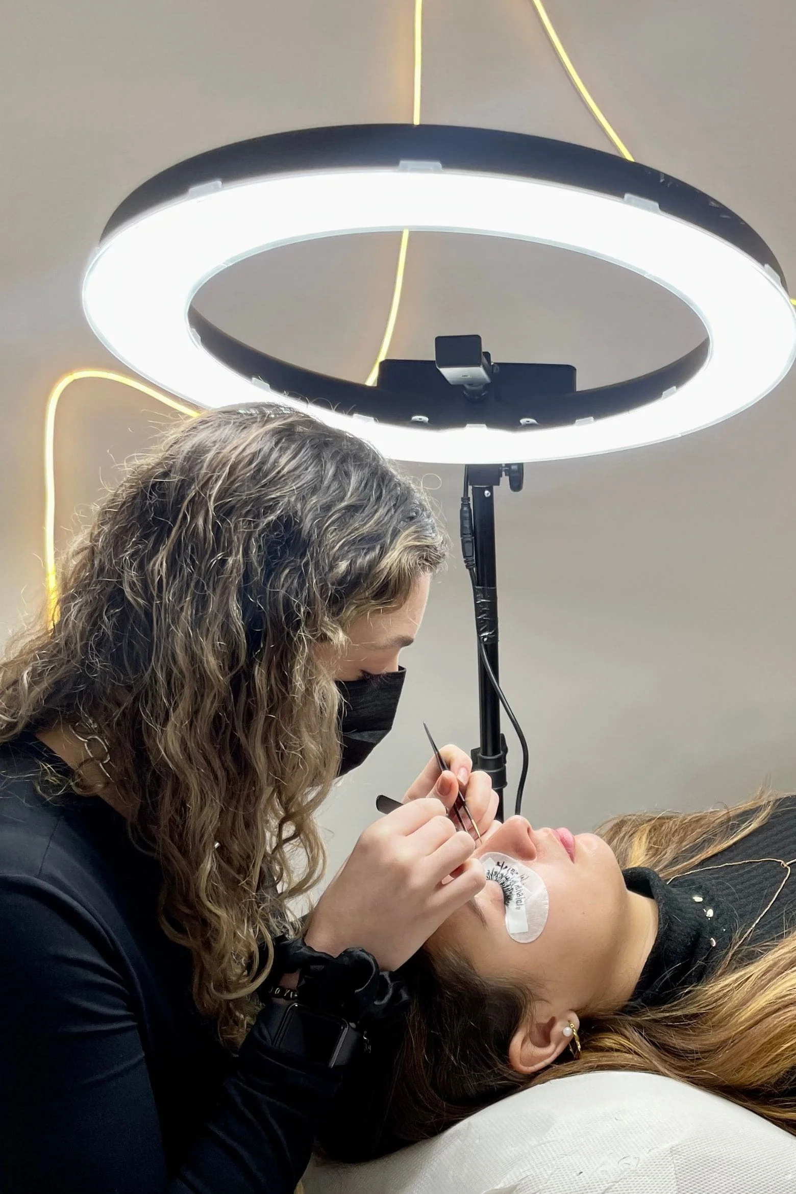 Technicienne en extensions de cils